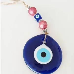 Dettaglio del ciondolo malocchio in vetro blu con corda di canapa e perline chic