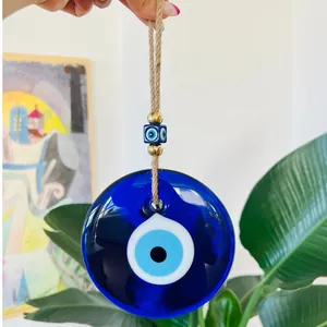 Suspension murale œil grec en verre bleu avec perles dorées et corde de jute rustique