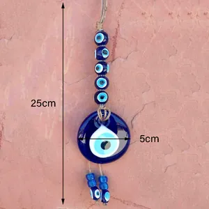 Dettaglio dell'occhio di Allah da 25cm in vetro con corda di iuta e perline blu