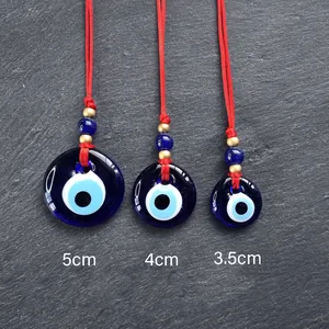 Vergelijking van drie Evil Eye glazen hangers in 5cm, 4cm en 3,5cm met rode koorden