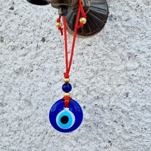 Handgemaakte Evil Eye hanger van blauw glas met rood koord voor muur of auto decoratie
