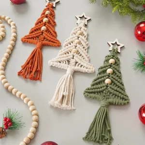 Böhmische Makramee Weihnachtsbaumschmuck mit Holzsternen und Quasten in drei Farben