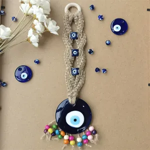 Handgefertigter Makramee-Böse-Blick-Wandbehang mit blauen Glasperlen und bunten Quasten