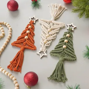 Details von handgefertigten Makramee-Weihnachtsbaumanhängern mit Holzperlen und Quasten