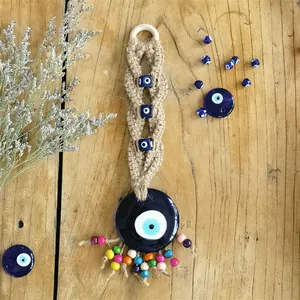 Handgefertigter Evil Eye Anhänger aus Jutegewebe mit bunten Glasperlen für Dekoration