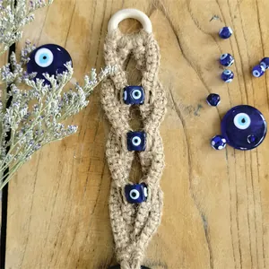 Detail von handgefertigtem Makramee-Wandbehang mit türkischen blauen Bösen-Blick-Perlen