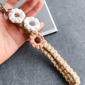 Handgemaakte boho sleutelhanger met gehaakte bloemen en beige katoenen koord met haak
