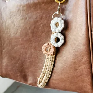 Handgemaakte boho tashanger met roze gehaakte bloemen en metalen sluiting voor handtassen