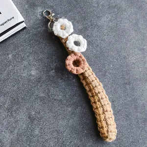 Detail van handgemaakte bohemien gehaakte tashanger met bloemen en een metalen haak