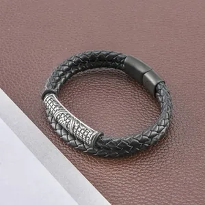 Détail d'un bracelet tressé en cuir noir pour homme avec tube en argent et fermoir magnétique