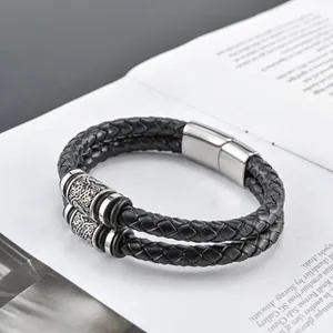 Détail du bracelet en cuir tressé noir double couche avec fermoir magnétique en métal