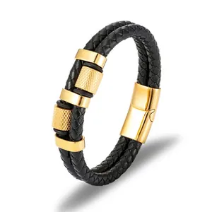 Détail d'un bracelet en cuir tressé noir double couche avec accents en métal doré