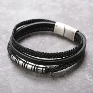 Gros plan d'un bracelet en cuir multicouche pour hommes avec perles et fermoir magnétique