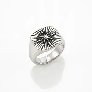 Anillo de sello vintage en acero inoxidable con grabado de rayos y circonita central