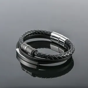 Détail du bracelet multicouche en cuir noir avec fermoir magnétique argenté et perles