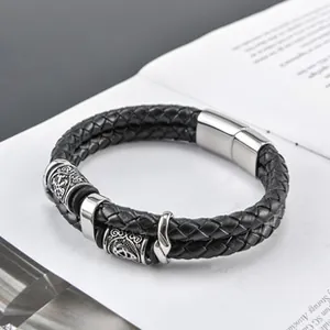 Détail du bracelet viking pour homme en cuir tressé double avec fermoir magnétique