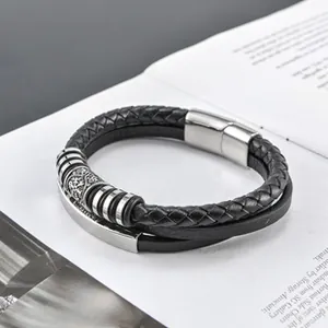 Détail du bracelet en cuir multicouche pour homme avec pierre et fermoir magnétique