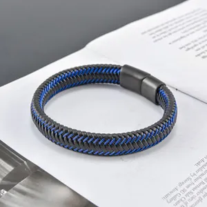 Détail du bracelet en cuir tressé bleu et noir avec fermoir cylindrique noir mat magnétique