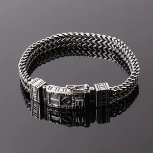 Detailansicht des Punk-Retro-Armbands mit aufwendiger geflochtener Stahltextur