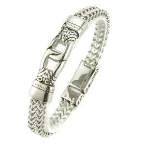 Makroansicht von geflochtenem Titanstahl-Armband für Herren mit graviertem Verschluss