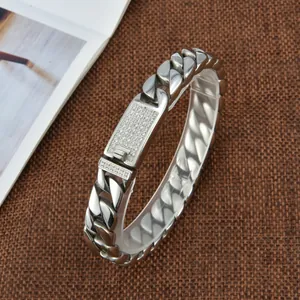 Detalle de pulsera de cadena cubana plateada con cierre de diamantes de imitación