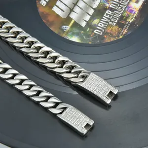 Detalle de la cadena cubana plateada de hip hop con cierre de diamantes falsos