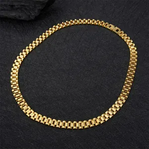 Detail van gouden schakelketting in horlogestijl met een stevige vouwsluiting