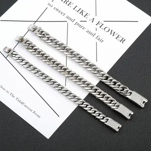 Tres pulseras cubanas de acero plateado con cierres de diamantes pavimentados