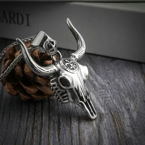 Macro-opname van de Viking stierenschedel hanger met gravures op een houten achtergrond