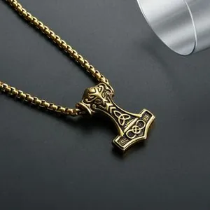 Detailopname van gouden Thors Hamer hanger met verfijnde Keltische knoop patronen
