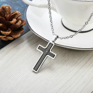 Detail van Noorse Thor hamer ketting met zwarte inleg en roestvrijstalen ketting