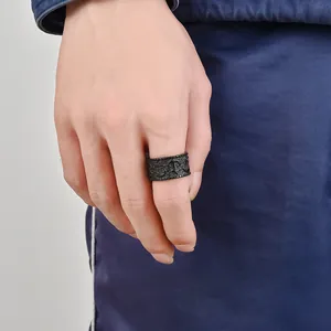 Dettaglio ravvicinato del rilievo dell'ancora nera vintage su anello in acciaio