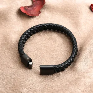 Bracciale da uomo a doppio strato in pelle intrecciata con perle d'onice e chiusura magnetica