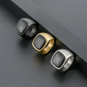 Tres anillos cuadrados de acero inoxidable cepillado con ónix negro en tonos negro oro y plata