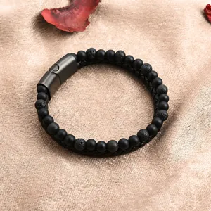 Dettaglio del bracciale con pietra lavica, perline opache e chiusura magnetica