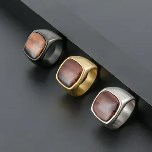 Vista detallada de anillos cuadrados de ojo de tigre en acero cepillado negro, oro y plata