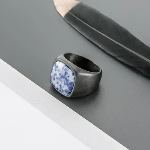 Anillo de sello para hombre en acero negro cepillado con piedra sodalita azul cuadrada