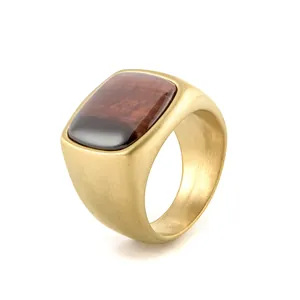 Anillo minimalista de acero inoxidable dorado con piedra ojo de tigre rectangular en fondo blanco