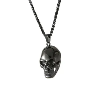 Nahaufnahme des polierten Edelstahl-Totenkopf-Anhängers mit geflochtener Metallkette
