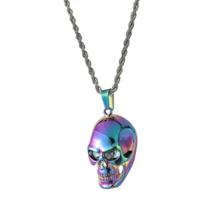 Detail eines regenbogenfarbenen Edelstahl-Totenkopfanhängers mit silberner Kordelkette