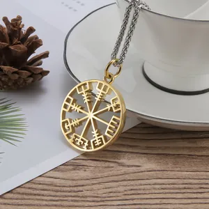 Goldene Wikinger Vegvisir Kompass Halskette mit silberner Kette auf rustikalem Holztisch