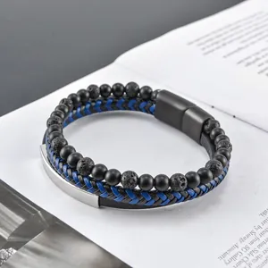 Nahaufnahme von Herren-Mehrlagenarmband mit Vulkansteinperlen und geflochtenem Leder