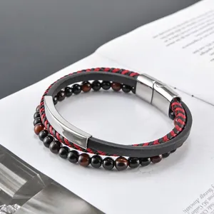 Detail eines mehrlagigen Lederarmbands mit Natursteinen und poliertem Magnetverschluss