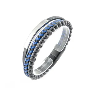 Detail eines mehrlagigen Herren-Lederarmbands mit Vulkanstein und Magnetverschluss