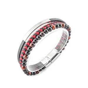 Makro-Detail des Herren-Lederarmbands mit Tigeraugen-Perlen und Edelstahlverschluss