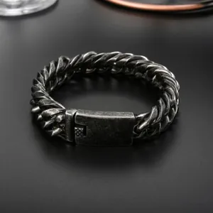 Nahaufnahme einer industriellen Panzerkette aus Edelstahl mit Vintage-Silber-Finish