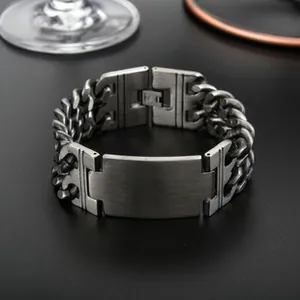 Nahaufnahme von Herren-Totenkopf-Armband aus gebürstetem Stahl mit groben Panzergliedern