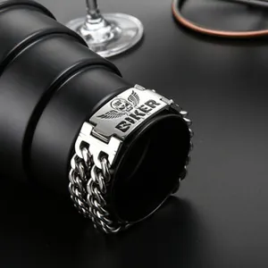 Makroaufnahme eines Edelstahl-Biker-Armbands mit Totenkopf-Flügel und BIKER-Gravur