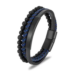 Detail eines mehrlagigen Herrenarmbands mit Lavasteinperlen und Magnetverschluss