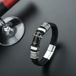 Détail de bracelet en cuir tressé noir pour homme avec croix et fermoir métallique